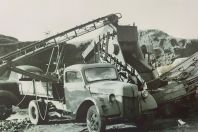 Anfang der 1960er Jahre im Abbaugebiet Brekendorf: Ausrangierte LKW dienen als Radladerersatz zum Fördergut transportieren